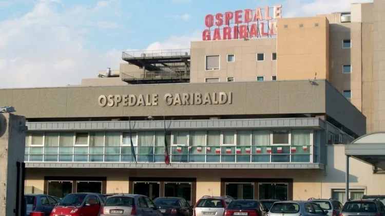Facciata dell'ospedale Garibaldi Nesima di Catania con insegna e parcheggio antistante