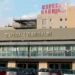 Facciata dell'ospedale Garibaldi Nesima di Catania con insegna e parcheggio antistante