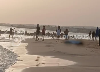 Una donna è morta in mare a Donnalucata, nel tratto di costa di via Lentini.