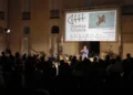 Platea gremita al Castello di Donnafugata durante la XVII edizione del festival, con schermo e logo della rassegna ragusana