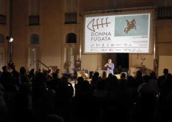Platea gremita al Castello di Donnafugata durante la XVII edizione del festival, con schermo e logo della rassegna ragusana