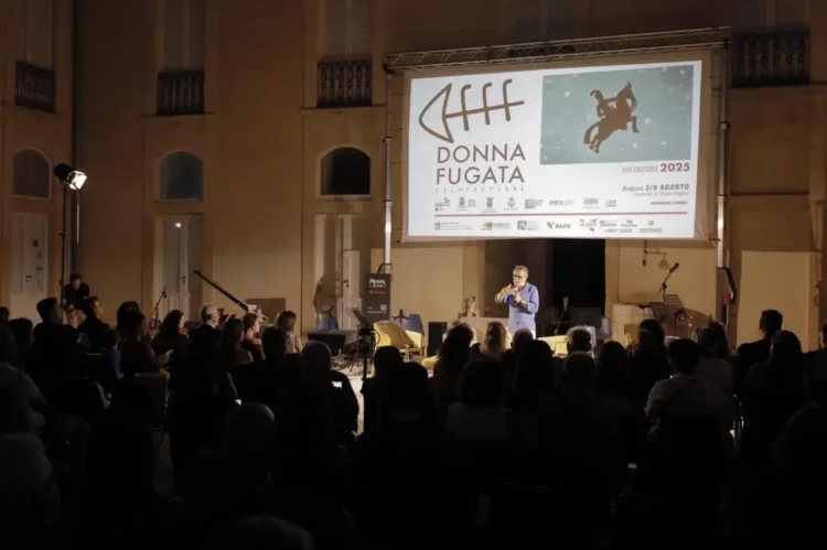 Platea gremita al Castello di Donnafugata durante la XVII edizione del festival, con schermo e logo della rassegna ragusana