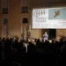 Platea gremita al Castello di Donnafugata durante la XVII edizione del festival, con schermo e logo della rassegna ragusana