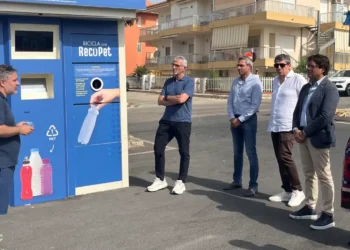 Presentazione di un ecocompattatore RecoPet a Ragusa con amministratori comunali e rappresentanti del progetto durante l'avvio del nuovo servizio di raccolta delle bottiglie in PET