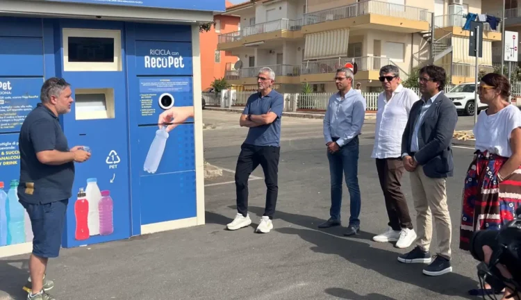 Presentazione di un ecocompattatore RecoPet a Ragusa con amministratori comunali e rappresentanti del progetto durante l'avvio del nuovo servizio di raccolta delle bottiglie in PET
