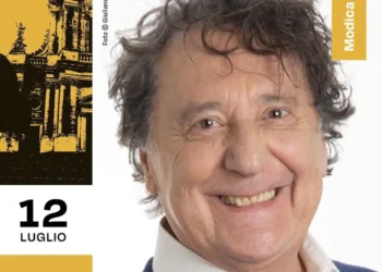 Ritratto di Enzo Iacchetti nella locandina dell'evento in programma a Modica il 12 luglio nell'ambito della rassegna Scenari 2026