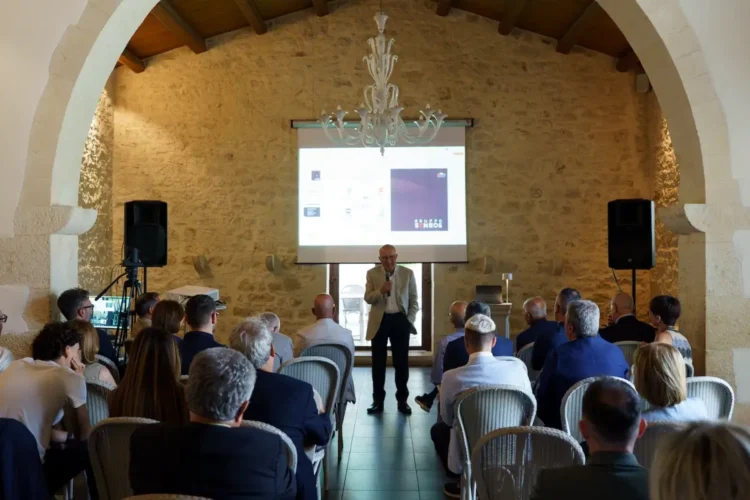 Presentazione del Bilancio Consolidato 2025 del Gruppo Syneos durante un incontro con manager, collaboratori e stakeholder a Ragusa.