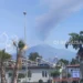 L'Etna in attività con una colonna di cenere che si alza dal cratere, osservata dall'area dell'aeroporto di Catania