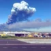 Colonna di cenere dell'Etna visibile dall'area dell'aeroporto di Catania durante l'eruzione che ha causato lo stop agli arrivi