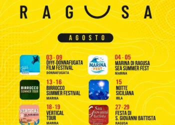 Locandina del calendario degli eventi di agosto 2026 a Ragusa con Sea Summer Fest, Vertical Tour, Birrocco Summer Festival, Donnafugata Film Festival, Notte Siciliana e Festa di San Giovanni Battista.