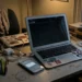 Computer e smartphone mostrano un errore di accesso durante il disservizio di Facebook.