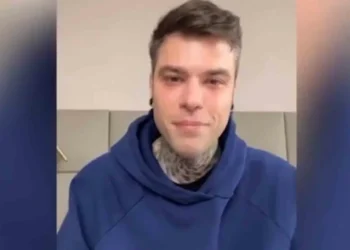 Fedez in un fermo immagine tratto dal video con cui ha comunicato la sospensione di tutti i concerti e dj set estivi, agosto 2026