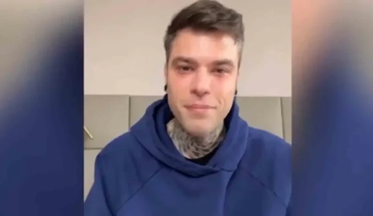 Fedez in un fermo immagine tratto dal video con cui ha comunicato la sospensione di tutti i concerti e dj set estivi, agosto 2026