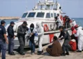 Sbarco di migranti a Pozzallo con operatori di polizia e motovedetta