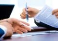 Firma di documenti durante una procedura amministrativa per l'acquisizione di un immobile destinato al Centro per l'Impiego di Vittoria.