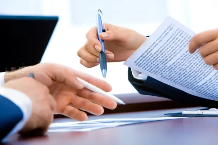 Firma di documenti durante una procedura amministrativa per l'acquisizione di un immobile destinato al Centro per l'Impiego di Vittoria.