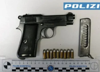 Pistola semiautomatica modificata e munizioni sequestrate dalla Polizia di Stato a Comiso