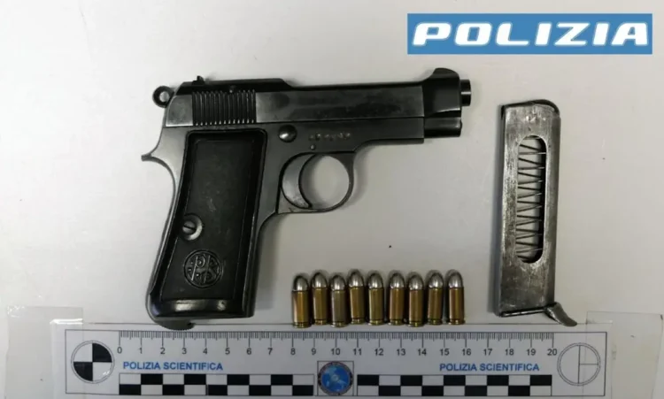 Pistola semiautomatica modificata e munizioni sequestrate dalla Polizia di Stato a Comiso