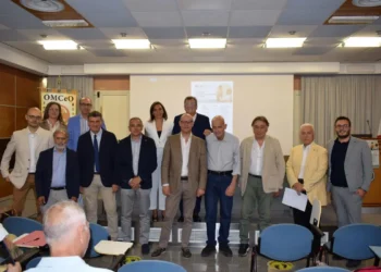 Relatori del convegno nazionale sulla scoliosi riuniti nella sala conferenze dell'Ordine dei Medici di Ragusa durante l'evento dedicato alle innovazioni e alle evidenze scientifiche