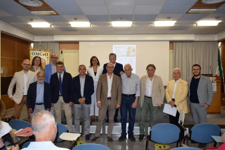 Relatori del convegno nazionale sulla scoliosi riuniti nella sala conferenze dell'Ordine dei Medici di Ragusa durante l'evento dedicato alle innovazioni e alle evidenze scientifiche
