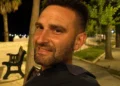 Francesco Susino in un ritratto fotografico scattato sul lungomare di Pozzallo.