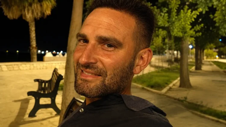 Francesco Susino in un ritratto fotografico scattato sul lungomare di Pozzallo.