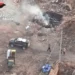 Veduta aerea dell'intervento dei Carabinieri in un'area di Scoglitti interessata da un rogo di rifiuti speciali, con fumo visibile e mezzi dell'Arma sul posto.