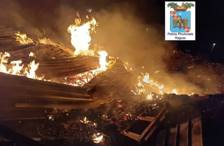 Incendio di rifiuti speciali non pericolosi nell'area del mercato ortofrutticolo di Comiso durante un intervento notturno della Polizia provinciale di Ragusa