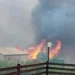 Incendio a Monserrato, a Modica, con alte fiamme e una densa nube di fumo nero a pochi metri dalle abitazioni della zona.