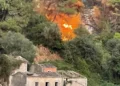Vasto incendio nell'area di Monserrato a Modica, con alte fiamme che interessano la vegetazione alle spalle di alcune abitazioni.