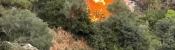 Vasto incendio nell'area di Monserrato a Modica, con alte fiamme che interessano la vegetazione alle spalle di alcune abitazioni.