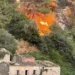 Vasto incendio nell'area di Monserrato a Modica, con alte fiamme che interessano la vegetazione alle spalle di alcune abitazioni.