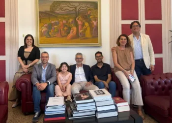 Il sindaco di Ragusa Peppe Cassì riceve la piccola Gaia, protagonista di Dalla Strada al Palco, insieme ai familiari e ad alcuni rappresentanti istituzionali nella sala di Palazzo dell’Aquila