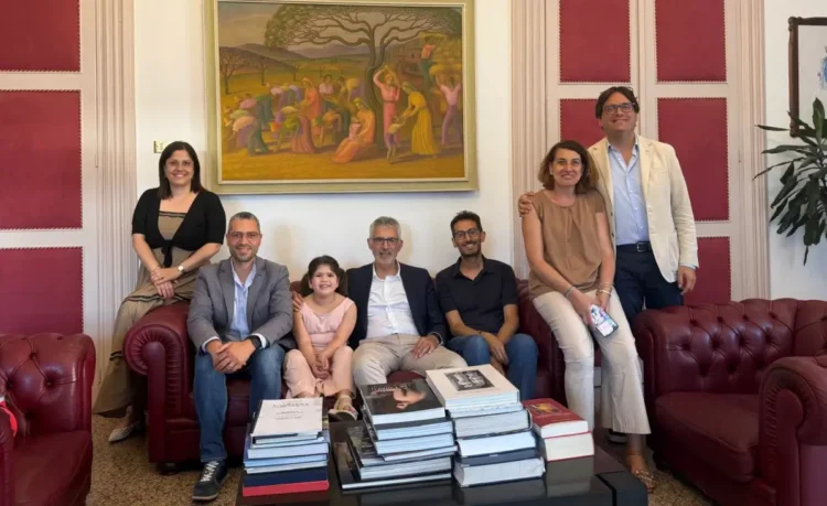 Il sindaco di Ragusa Peppe Cassì riceve la piccola Gaia, protagonista di Dalla Strada al Palco, insieme ai familiari e ad alcuni rappresentanti istituzionali nella sala di Palazzo dell’Aquila