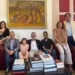 Il sindaco di Ragusa Peppe Cassì riceve la piccola Gaia, protagonista di Dalla Strada al Palco, insieme ai familiari e ad alcuni rappresentanti istituzionali nella sala di Palazzo dell’Aquila