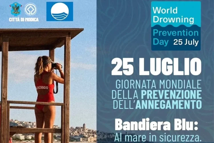 Locandina del World Drowning Prevention Day del 25 luglio a Marina di Modica con una bagnina in torretta di avvistamento e il richiamo alla Giornata mondiale della prevenzione dell'annegamento promossa nei Comuni Bandiera Blu.