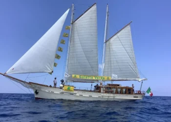 Goletta Verde di Legambiente a vele spiegate in mare durante la campagna 2026