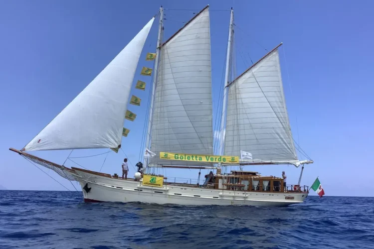 Goletta Verde di Legambiente a vele spiegate in mare durante la campagna 2026