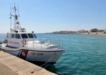Motovedetta della Guardia Costiera ormeggiata in porto, immagine rappresentativa dell'intervento di soccorso in mare avvenuto al largo di Avola per un kitesurfer segnalato in presunta difficoltà