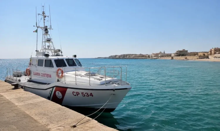 Motovedetta della Guardia Costiera ormeggiata in porto, immagine rappresentativa dell'intervento di soccorso in mare avvenuto al largo di Avola per un kitesurfer segnalato in presunta difficoltà