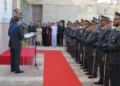 Cerimonia di cambio al vertice della Guardia di finanza di Ragusa con lo schieramento dei finanzieri e le autorità presenti davanti alla sede del Comando provinciale