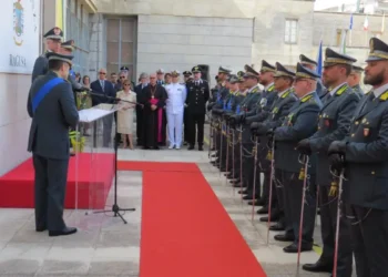 Cerimonia di cambio al vertice della Guardia di finanza di Ragusa con lo schieramento dei finanzieri e le autorità presenti davanti alla sede del Comando provinciale