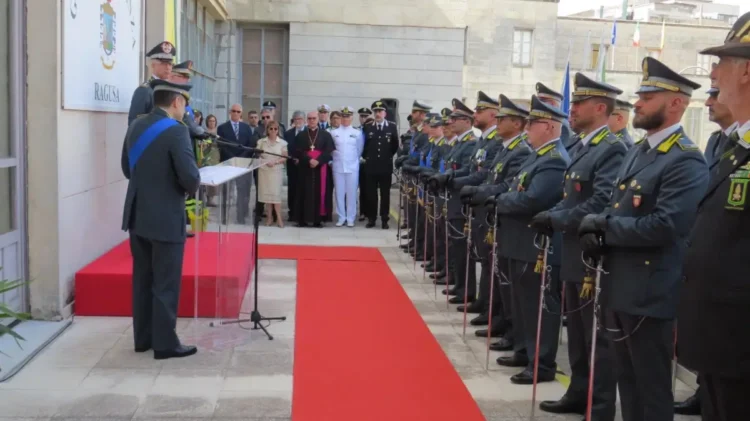 Cerimonia di cambio al vertice della Guardia di finanza di Ragusa con lo schieramento dei finanzieri e le autorità presenti davanti alla sede del Comando provinciale