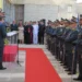 Cerimonia di cambio al vertice della Guardia di finanza di Ragusa con lo schieramento dei finanzieri e le autorità presenti davanti alla sede del Comando provinciale