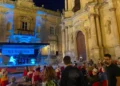 Pubblico assiste a un'esibizione dell'Ibla Grand Prize 2026 sul palco allestito in Piazza Pola, davanti alla Chiesa di San Giuseppe, nel centro storico di Ragusa Ibla.