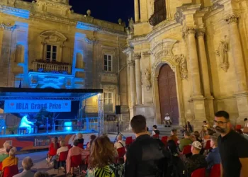 Pubblico assiste a un'esibizione dell'Ibla Grand Prize 2026 sul palco allestito in Piazza Pola, davanti alla Chiesa di San Giuseppe, nel centro storico di Ragusa Ibla.