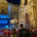 Pubblico assiste a un'esibizione dell'Ibla Grand Prize 2026 sul palco allestito in Piazza Pola, davanti alla Chiesa di San Giuseppe, nel centro storico di Ragusa Ibla.