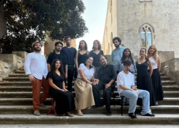 Il cast della Compagnia Godot fotografato sulla scalinata del Castello di Donnafugata, a Ragusa