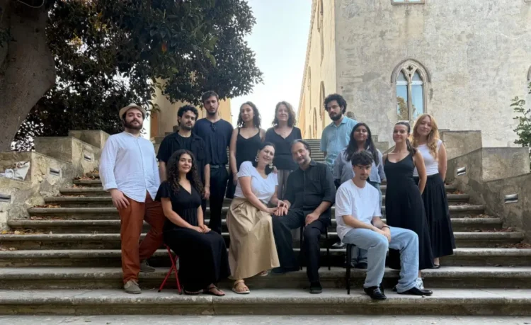 Il cast della Compagnia Godot fotografato sulla scalinata del Castello di Donnafugata, a Ragusa