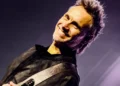 Nek durante un'esibizione dal vivo con la chitarra sul palco, protagonista del cartellone di In Teatro Aperto a Modica